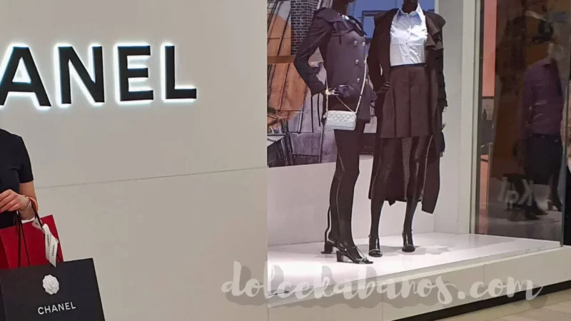 torba zakupowa chanel przed wejściem do butiku