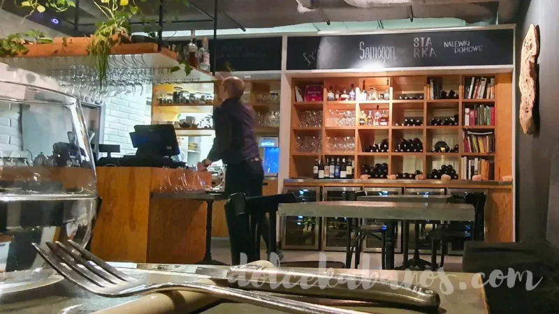 ściana z winami wewnątrz restauracji Bez Gwiazdek