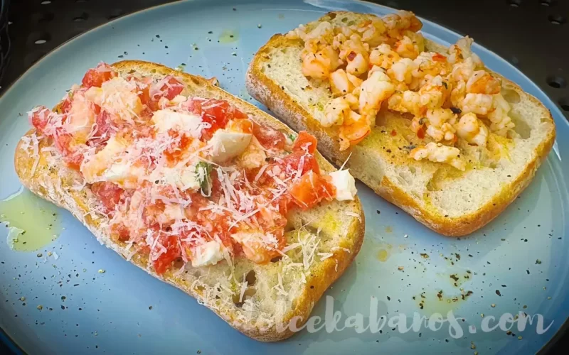 bruschetta z pomidorami i mozzarellą i bruschetta z krewetkami w il punto