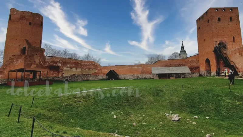 kamienie pozostałe po kaplicy w Czersku
