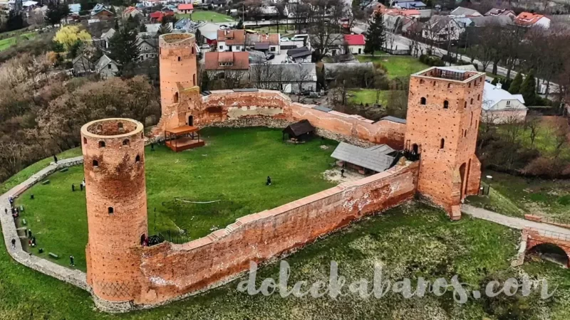 zamek zielonego smoka w Czersku z perspektywy drona