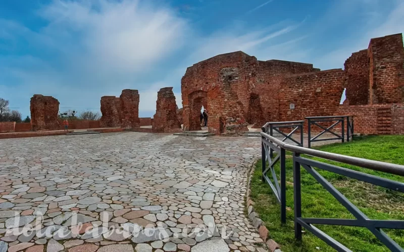 droga wjazdowa do ruin zamku po rekonstrukcji