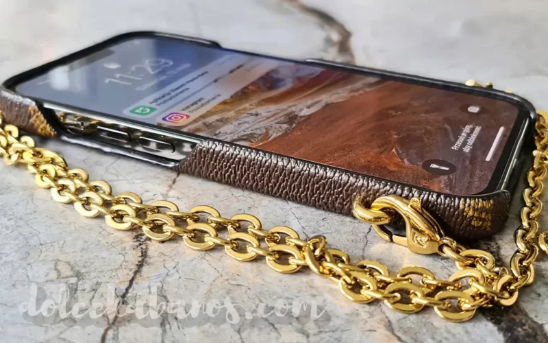 etui z łańcuszkiem do iPhone'a