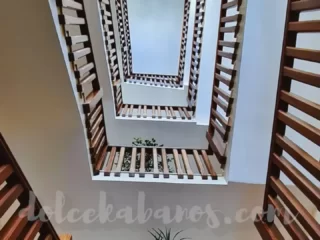 krzywe balustrady w hotelu kempinski