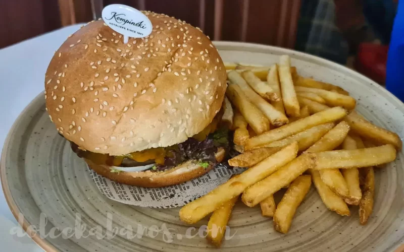 burger z frytkami w hotelu kempinski