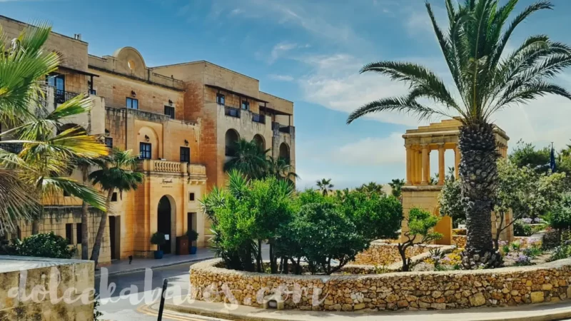 widok z parkingu na hotel kempinski na Gozo