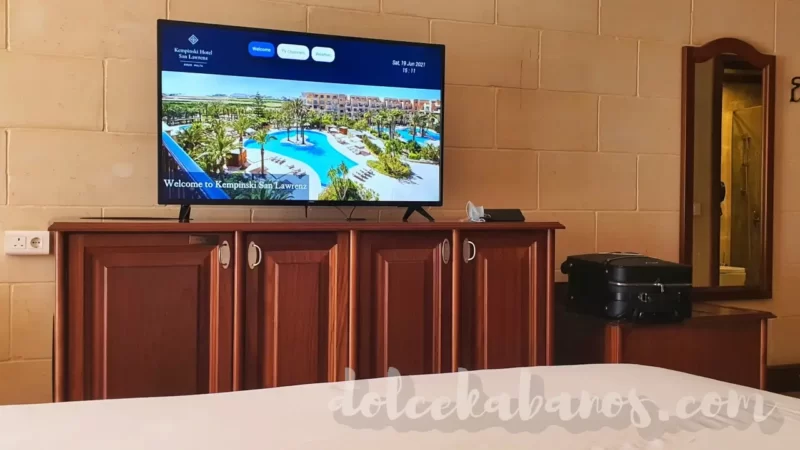 powitanie na telewizorze w hotelu kempinski