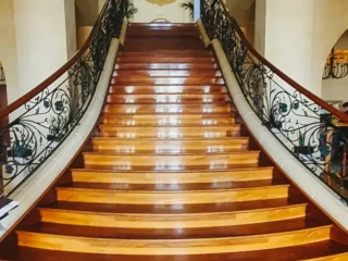 schody z restauracji hotelu kempinski san lawrenz