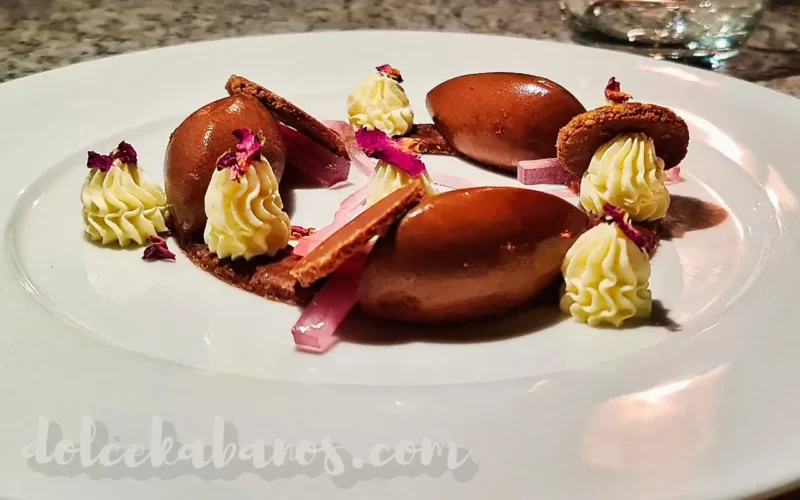 deser czekoladowy Classic French Tastes w restauracji l'Ortolan