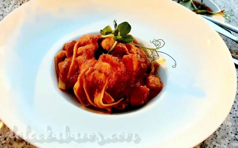 makaron z sosem amatriciana w l'Ortolan Kempinski