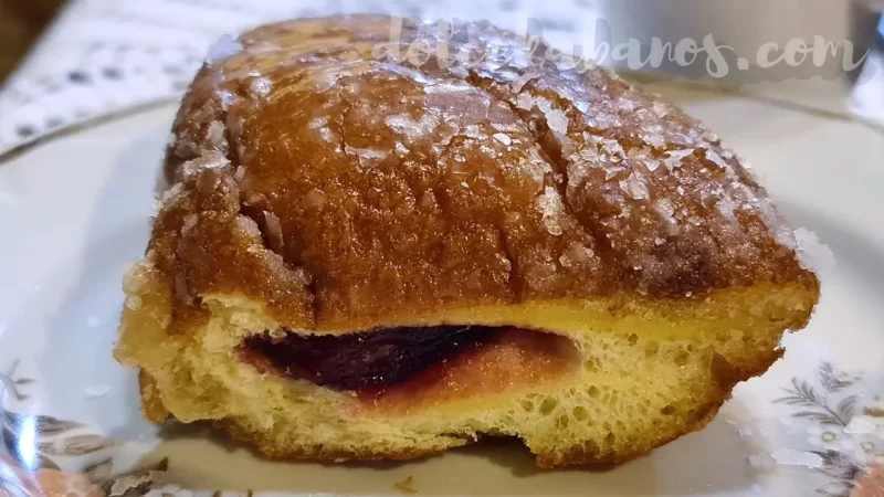 przekrojony pączek z Dobrej Pączkarni