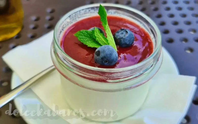 deser panna cotta