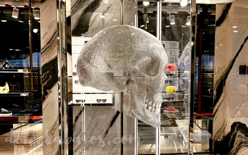 kryształkowa czaszka w sklepie philipp plein w warszawie