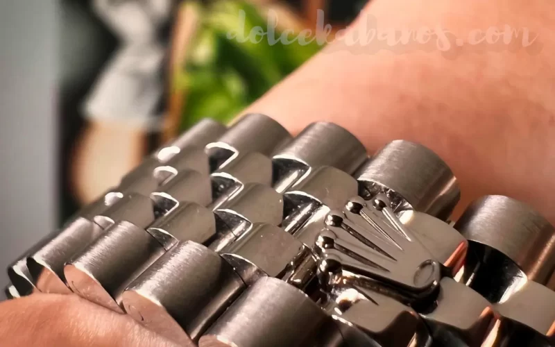 logo na zapięciu zegarka Rolex
