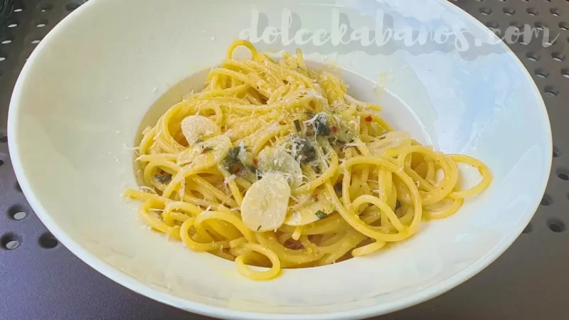 makaron spaghetti z czosnkiem i oliwą w il punto