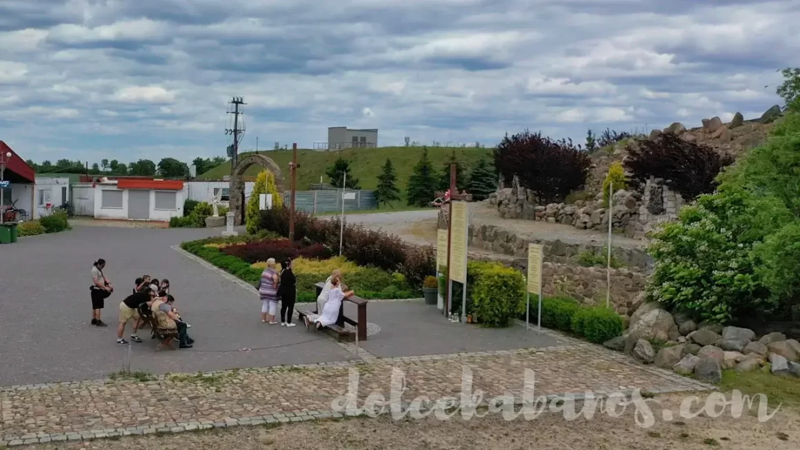 klęcznik pod pomnikiem Jezusa