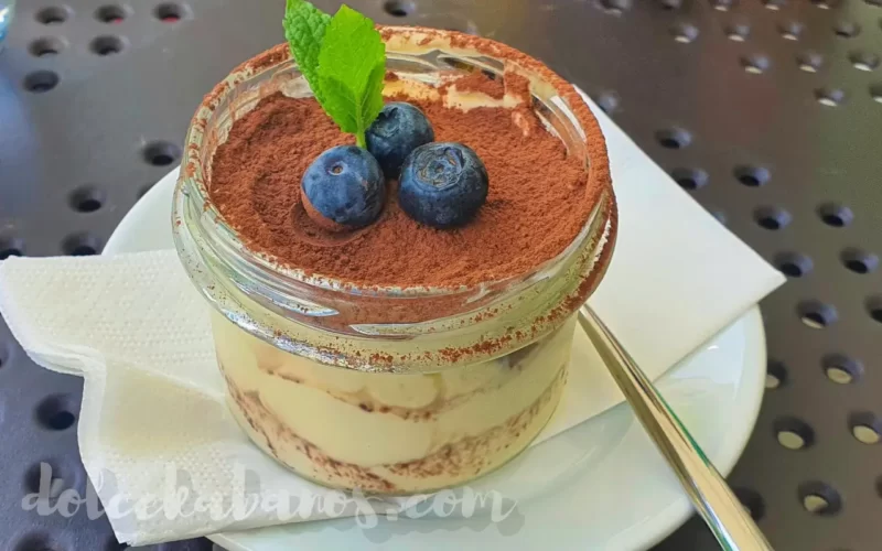 deser tiramisu w słoiczku