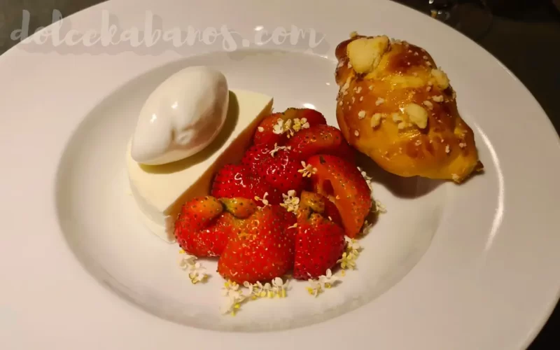 truskawki, sorbet z bzu z kwaśną śmietaną i chałka w restauracji Bez Gwiazdek