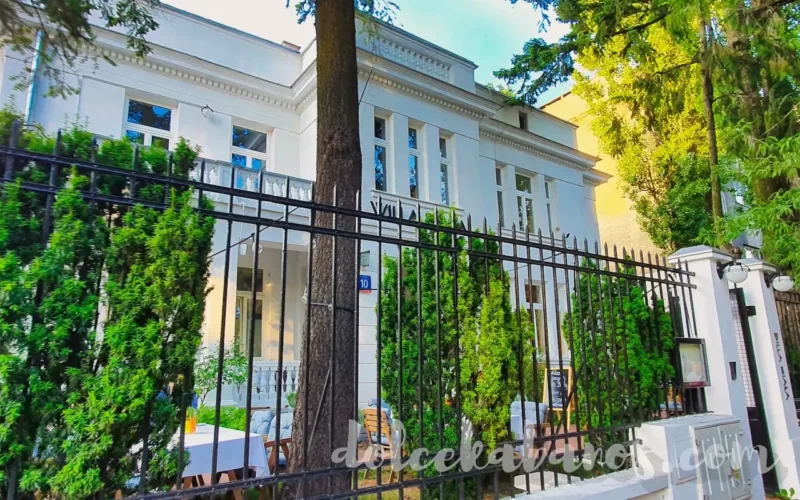 widok z ulicy na restaurację Willa Biała