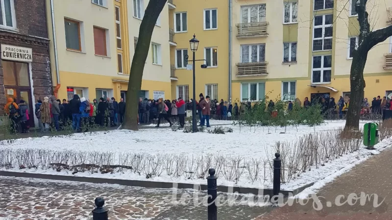 kolejka na zewnątrz po pączki z Górczewskiej