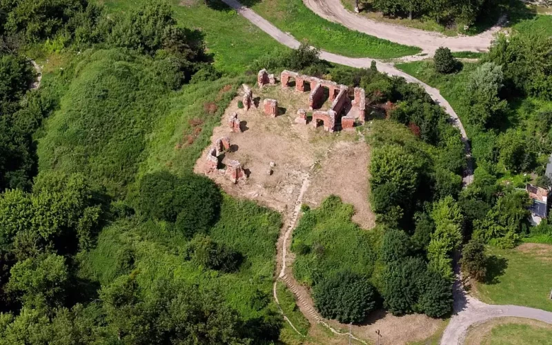 widok z góry na zamek w Sochaczewie przed rekonstrukcją