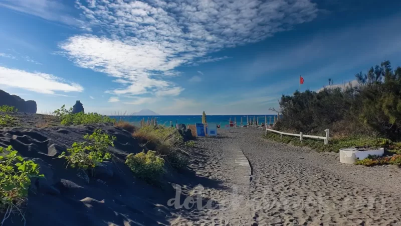 Spiaggia delle sabbie nere w porcie Potente na wyspie Vulcano