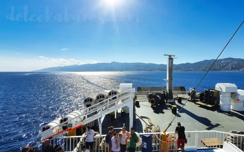 pokład promu płynącego do Milazzo na Sycylii