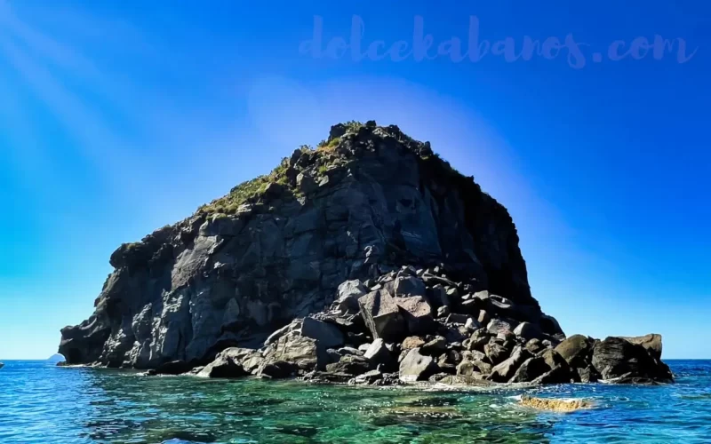 skalna wysepka na morzu