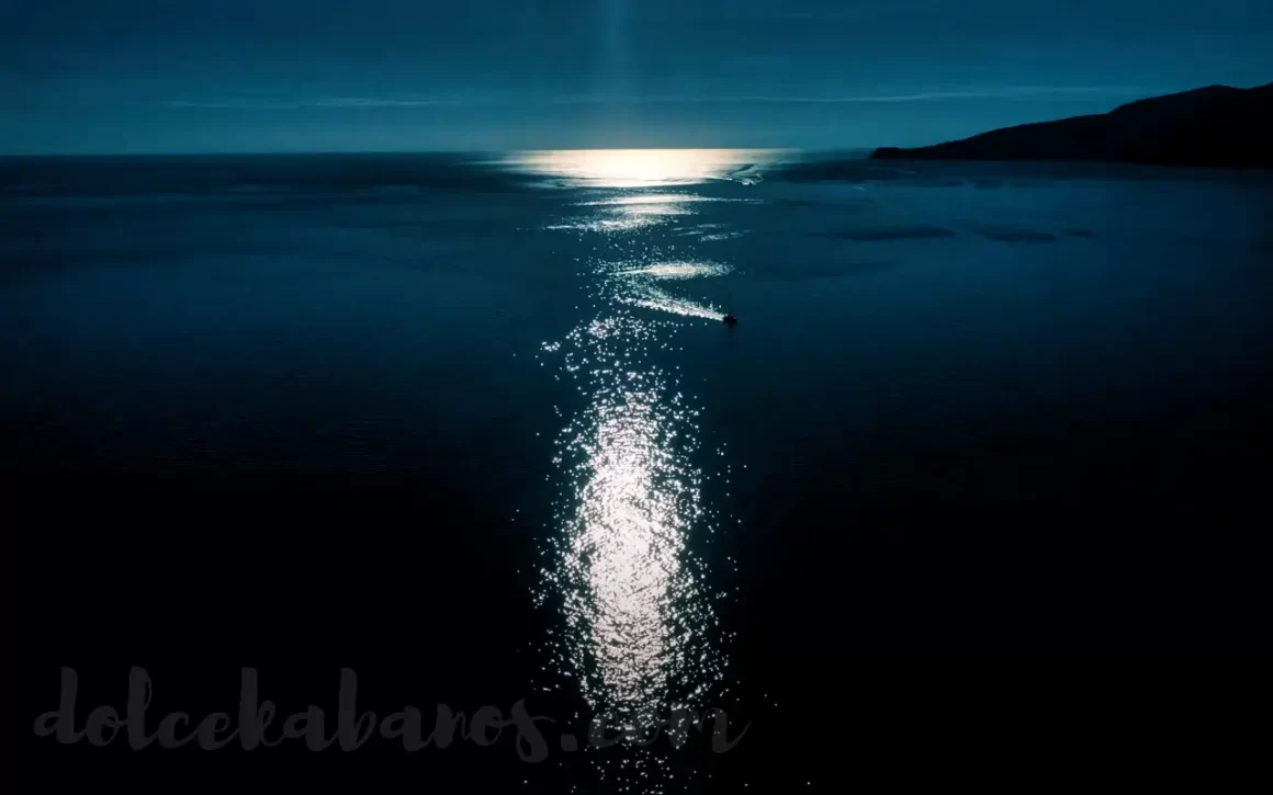 nasz rejs na wyspy liparyjskie: widok na otwarte morze późnym wieczorem