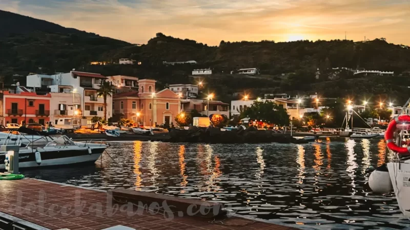 port Marina Lunga o zachodzie słońca