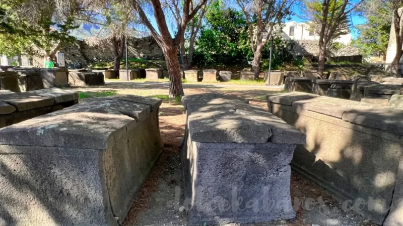 antyczne sarkofagi na wyspie Lipari