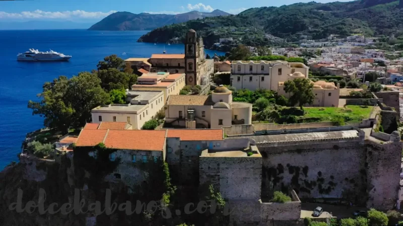 widok z drona na cytadelę w mieście Lipari