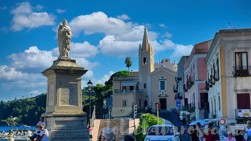 główny plac w mieście Lipari przy porcie Marina Corta