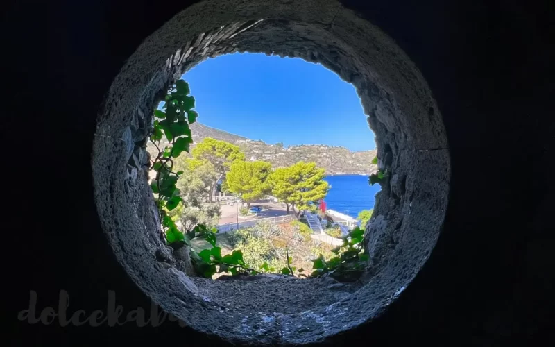 mury zamkowe na wyspie i widok przez otwór w murze