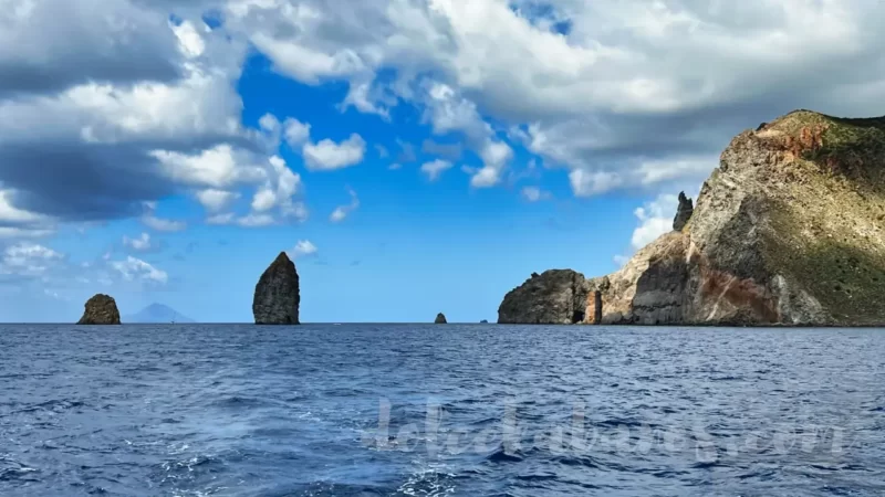 formacje skalne między Vulcano a Lipari