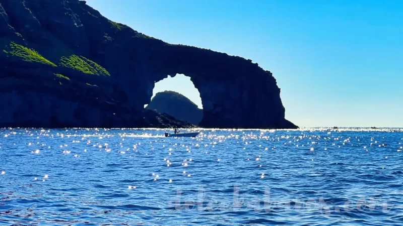 Arco Naturale di Punta Perciato - widok z morza