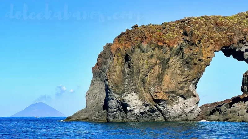 łuk skalny Punta Perciato i wulkan Stromboli w tle