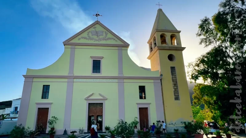 Chiesa di San Vincenzo Ferreri - kościół na głównym placu w miasteczku Stromboli