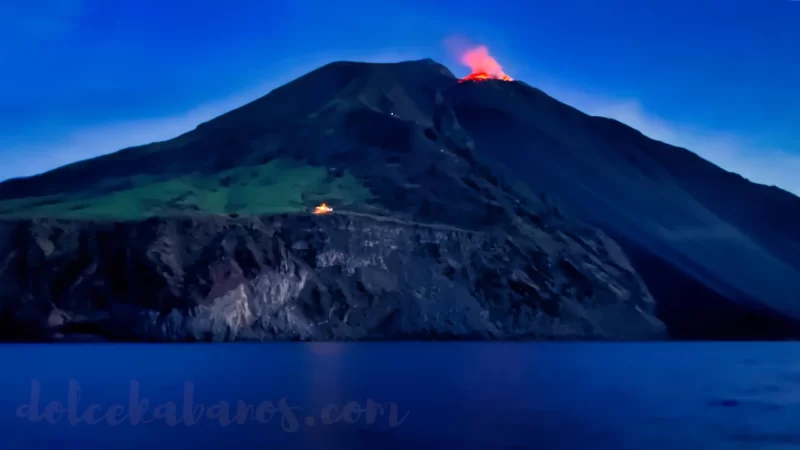 wieczorna erupcja wulkanu stromboli