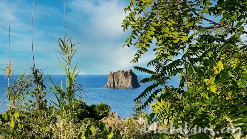 widok na wysepkę Strombolicchio z wyspy Stromboli