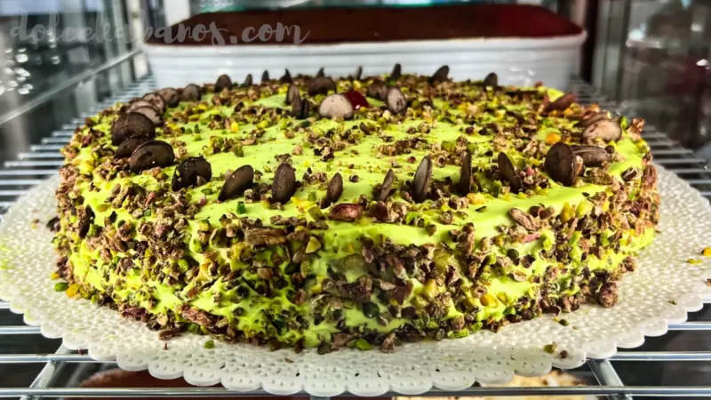 tort pistacjowy w restauracji da Luciano na Stromboli