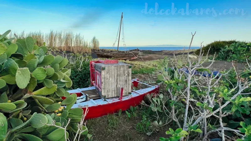 stare łódki rybackie na Stromboli