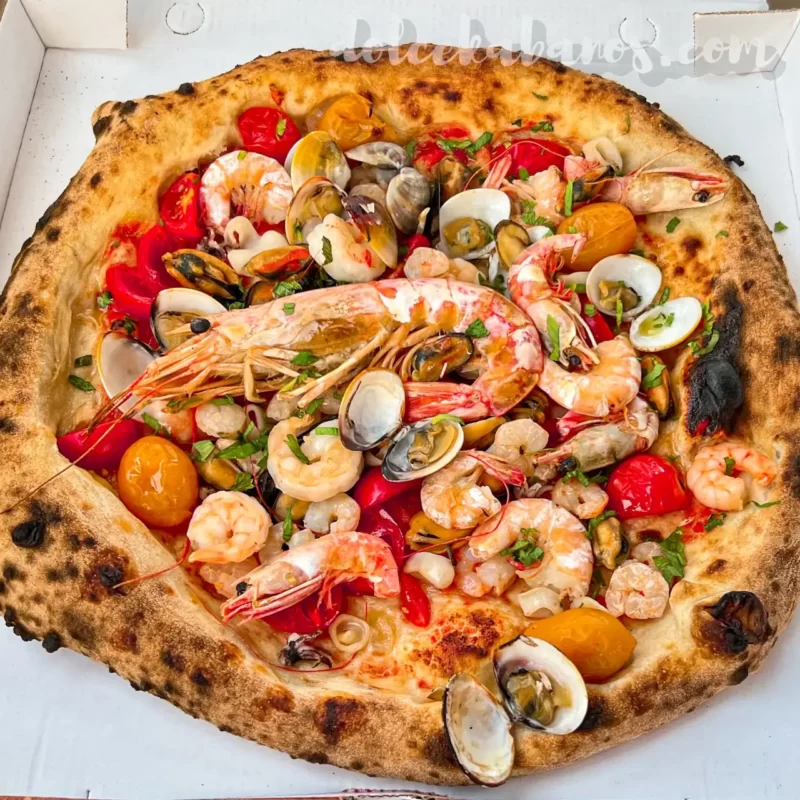 pizza frutti di mare z restauracji da luciano na wyspie Stromboli