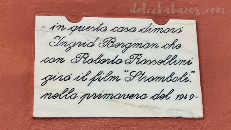 tabliczka na domu, informująca o fakcie zamieszkiwania tu gwazdy filmowej Ingrid Bergman
