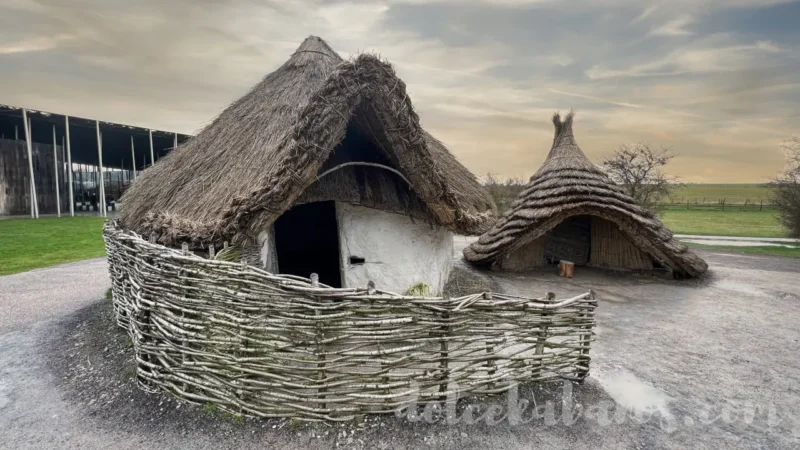 zrekonstruowane chaty z epoki neolitu przy Stonehenge