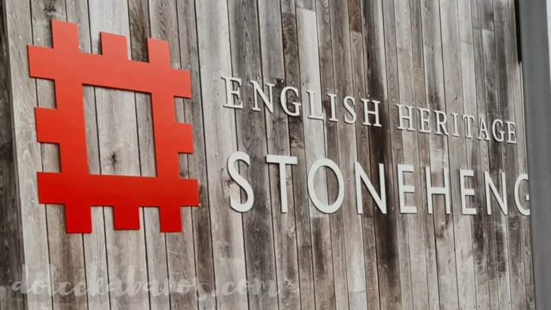 logo angielskiego dziedzictwa przy Stonehenge